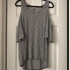 Flowy, Shoulder cut out shirt